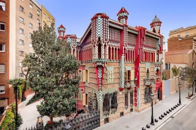 Descubre la primera obra de gaudí en el barrio de gràcia, visita casa vicens a tu ritmo con audioguía y disfruta de acceso sin colas.