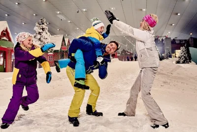 Découvrez la vraie neige à ski dubai avec le pass snow plus. ski, snowboard, rencontre avec les pingouins et attractions au cœur du mall of the emirates.