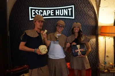 Viva a experiência do escape hunt em lisboa com amigos, sala privativa, fantasias e um mestre do jogo dedicado — fotos enviadas após a aventura.