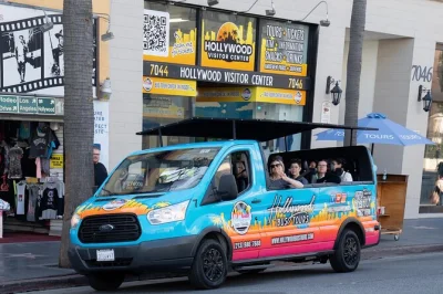 Explore hollywood, passeie por beverly hills e veja casas de celebridades em um tour de ônibus ao ar livre com guia local animado. inclui paradas para fotos e traslado.