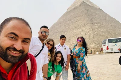 Sinta a história viva de cairo & giza num tour privado de 2 dias — caminhe pelas pirâmides, visite o grande museu egípcio, explore o bazar khan el-khalili, com traslado do hotel.