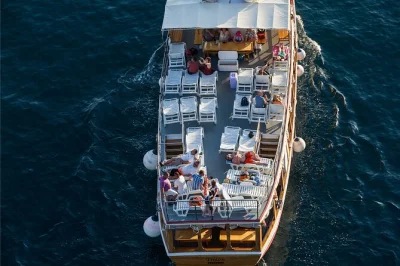 Nade, explore e aproveite as ilhas elafitas perto de dubrovnik num passeio de barco tranquilo com almoço, bebidas e traslado do hotel incluídos. guias multilíngues a bordo.