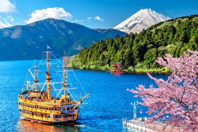 Scopri l’aria fresca del monte fuji, naviga sul lago ashi su una nave pirata, sali sulla hakone ropeway e assaggia le uova nere di owakudani—con pickup e guida multilingue inclusi.