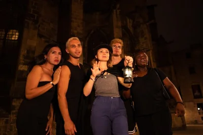 Erlebe barcelonas gotisches viertel nach einbruch der dunkelheit, lausche echten geistergeschichten und geheimnisvollen legenden bei einem rundgang mit lokalem guide. abendtour mit allen highlights.