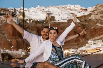 Vivi la brezza dell’egeo con una crociera in catamarano a santorini, con soste per nuotare alle sorgenti vulcaniche, pranzo bbq greco, open bar e trasferimento dall’hotel incluso.