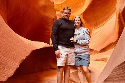 Feel the silence of antelope canyon, hike to horseshoe bend’s edge, and share a picnic above glen canyon. small group tour from flagstaff with navajo guide and lunch included.