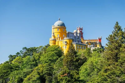 Descubra a magia dos palácios de sintra e a costa de cascais em um passeio em grupo pequeno saindo de lisboa. inclui ingresso para o palácio da pena, guia local e trajeto panorâmico pelo atlântico