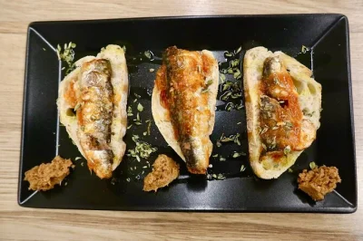 Scopri porto con 8 assaggi autentici, dai dolci cremosi alle specialità di baccalà. tour con guida locale, bevande incluse e tutte le degustazioni—prenota subito.