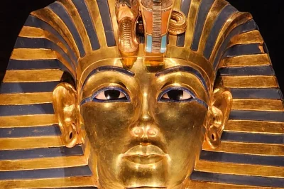 Descubra as pirâmides de gizé, a esfinge e o museu egípcio com guia egiptólogo, transporte, entradas e almoço típico incluídos.