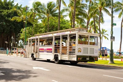 Erlebe honolulu & waikiki mit dem offenen trolley – flexibel ein- und aussteigen an stränden, märkten und historischen orten. rollstuhlgerecht und entspannt.
