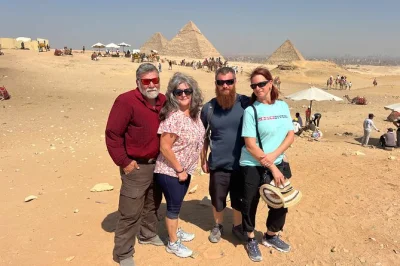 Scopri le piramidi di giza, fai un giro in cammello vicino alla sfinge, esplora l’interno di una piramide e gusta un pranzo locale. include pick-up in hotel e guida esperta.
