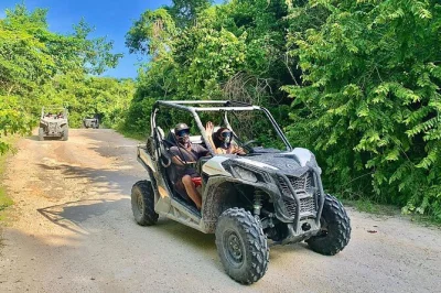 Scopri la giungla di playa del carmen in buggy, nuota in un cenote cristallino e visita una comunità maya autentica, con pick-up in hotel e guida locale inclusi.