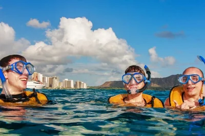 Schwimme mit hawaiianischen grünen meeresschildkröten im turtle canyon, waikiki. inklusive schnorchelausrüstung, erfahrenen guides und erfrischenden getränken an deck. jetzt buchen!