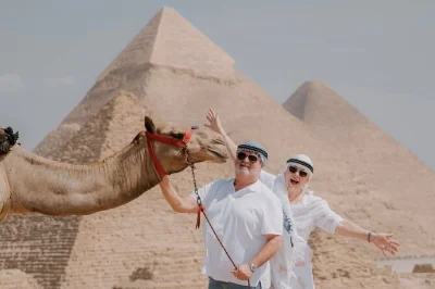 Scopri le piramidi di giza e la sfinge con una guida privata, soste panoramiche per foto e pranzo locale incluso. ritiro direttamente dal tuo hotel a il cairo.