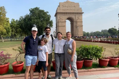 Erlebe delhis vielfalt bei einer privaten tour – tuk tuk durch alt-delhi, gewürzmärkte entdecken und mughal-gräber sowie tempel besichtigen. inkl. abholung und guide.