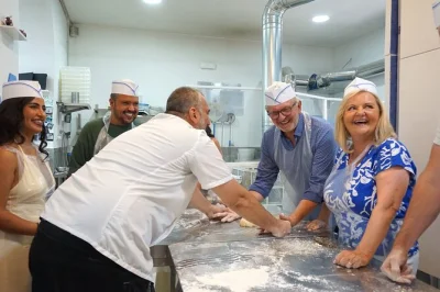 Em nápoles, aprenda a fazer pizza napolitana com um chef local, prove petiscos fresquinhos e ganhe um diploma. tudo incluso: utensílios, bebidas e recepção calorosa.