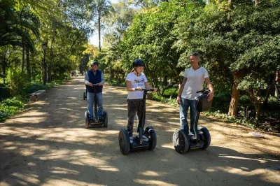 Sinta a energia de sevilha deslizando de segway, da plaza de españa até triana, com histórias de um guia local. capacete incluso e os principais pontos em apenas 2 horas.