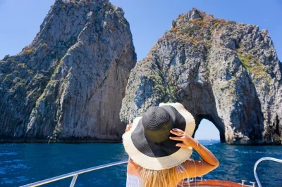 Descubre capri en barco con paradas para nadar, snacks y degustación de limoncello. incluye recogida en sorrento, patrón local y grupo reducido para más comodidad.