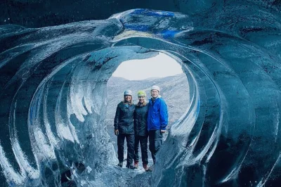 Vivi l’emozione del ghiaccio del ghiacciaio vicino a vik, esplora la surreale katla ice cave, guida un super jeep tra paesaggi muschiosi e ricevi consigli esperti dalla tua guida. tutto l’equipagg