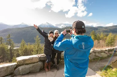 Scopri le cascate di shannon falls, sali sulla sea to sky gondola sopra howe sound e passeggia nel villaggio di whistler con una guida locale. incluso il pick-up in hotel.