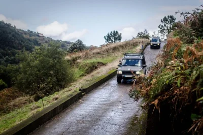 Scopri madeira dal pico do arieiro, esplora la valle delle monache e cammina sul cielo di vetro del cabo girão. guida privata, pickup in hotel e itinerario flessibile inclusi.