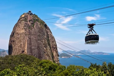 Descubre el cristo redentor, sube en teleférico al pan de azúcar y recorre los coloridos escalones selarón en un tour guiado por río. incluye traslado, entradas y almuerzo buffet.