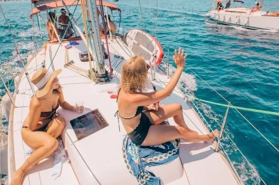 Découvrez une demi-journée de voile de hvar aux îles pakleni, avec pauses baignade, skipper sympa et place pour vos boissons. réservez une escapade en yacht détendue.