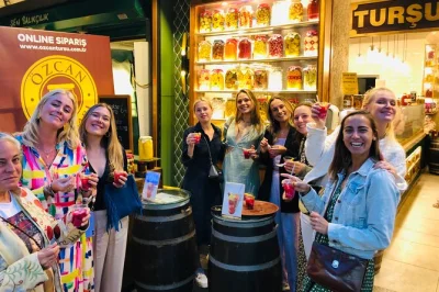 Estambul, el bósforo y kadikoy: disfruta un tour guiado por mercados, paseo en ferry y cena con 9 paradas y sabores locales únicos.