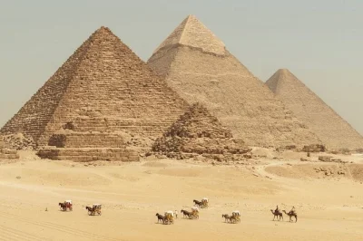 Scopri l’energia millenaria delle piramidi di giza, le tombe di saqqara e le statue di menfi in un tour privato da il cairo con pranzo tipico e pick-up in hotel.