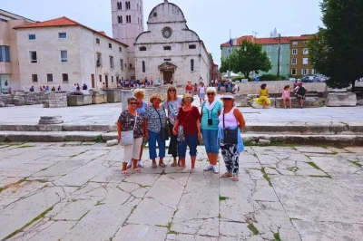 Descubre el casco antiguo de zadar con un guía local—escucha el Órgano de mar, recorre ruinas romanas y disfruta del atardecer junto al mar. incluye degustaciones y opción de recogida.