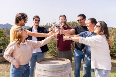 Descubre montserrat con un tour guiado por el monasterio, comida tradicional en masía con maridaje de vinos y visita a una bodega familiar. transporte incluido desde barcelona.