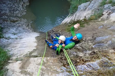 Vivi l’emozione del canyoning vicino al lago di garda: salti, scivoli, nuotate e arrampicate con guide esperte. attrezzatura, foto e acqua inclusi. prenota ora il tuo posto.