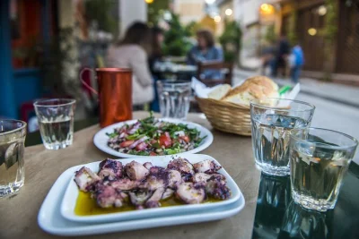Erkunde athens lebendige viertel mit einem food-guide, probiere 15 lokale spezialitäten von märkten bis versteckten läden und entdecke plaka & monastiraki. alle kostproben inklusive.