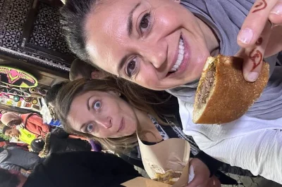 Descubre la medina de marrakech con un guía local, prueba comida callejera, barbacoa marroquí y cena tradicional. incluye degustaciones, té y todas las paradas de comida.