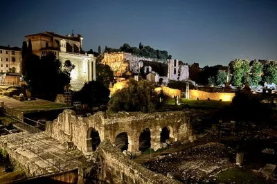 Erlebe rom nach einbruch der dunkelheit – mit einem lokalen guide vorbei am kolosseum, forum romanum und mehr. inklusive panoramablicke und flexiblem trinkgeld-system.