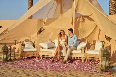 Découvrez le désert rouge de dubai en safari privé, transfert 4x4 haut de gamme, spectacle de feu en direct, balades à dos de chameau et buffet bbq. prise en charge à l’hôtel incluse.