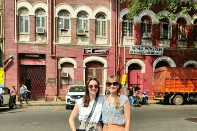 Explore mumbai em um tour privado com ar-condicionado — visite os jardins suspensos, conheça o banganga tank e caminhe pela praia de chowpatty. inclui transporte e guia local.