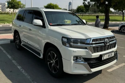 Arrivée à dubai ? profitez d’un transfert privé, d’itinéraires flexibles et d’un chauffeur local qui vous aide avec vos bagages. réservation sécurisée et prise en charge facile.