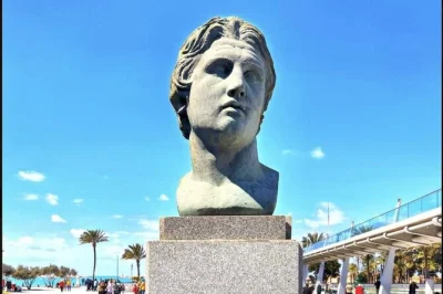 Scopri la storia di alessandria: visita le catacombe, la colonna di pompeo e la cittadella di qaitbay, poi rilassati con un pranzo a base di pesce fresco vista mare. include il trasferimento dall’ho