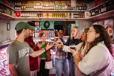 Descubre los sabores auténticos de madrid en un tour guiado de comida y vino. degusta en mercados, tapas clásicas y conoce historias locales—más de 12 bocados, 3 bebidas y guía a pie.
