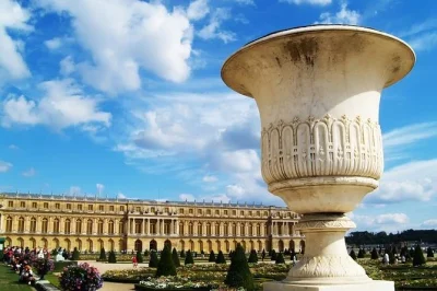 Découvrez versailles avec une visite guidée du château et des jardins, prise en charge flexible à paris et temps libre pour flâner. groupes réduits disponibles.