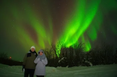 Descubre las auroras boreales en fairbanks con guía local, rutas flexibles y fotos profesionales gratis. incluye recogida, snacks y transporte cómodo para tu noche mágica.