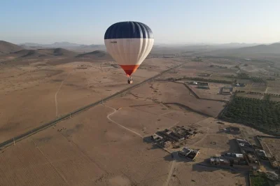 Sobrevuela las montañas del atlas al amanecer cerca de marrakech, disfruta un desayuno bereber en tiendas nómadas y relájate con transporte incluido y pilotos expertos para tu tranquilidad.