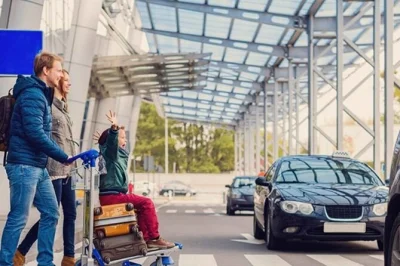 Al bajar del avión en el cairo, tu conductor privado te espera con un cartel. disfruta de un traslado cómodo y con aire acondicionado hasta tu hotel en el cairo o giza, con atención 24/7 y sin sorp