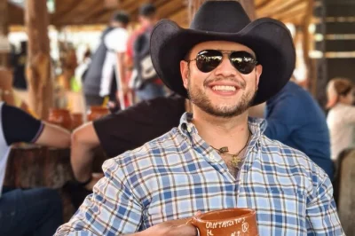 Scopri tequila e amatitán con degustazioni, paesaggi di agave e una festa scatenata a cantaritos—include trasporto, 7 tequilas e guida locale.