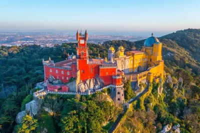 Descubra as cores de sintra, explore o palácio da pena com guia, sinta o vento do atlântico no cabo da roca e caminhe por cascais. inclui transporte e tour com especialista.