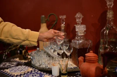 Découvrez une maison indo-portugaise de 150 ans à fontainhas, goa, pour une dégustation de vins avec un collectionneur local, accompagnée de snacks et d’histoires authentiques. tout inclus.