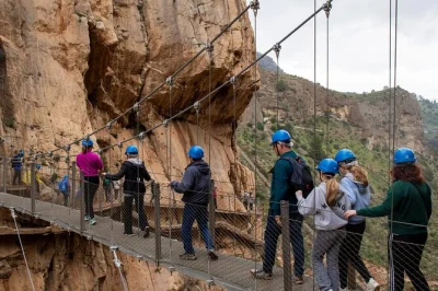 Erlebe den nervenkitzel des caminito del rey mit abholung in malaga oder an der costa del sol, geführter klippenwanderung, frühstück in ardales und inklusive eintritt. kleine gruppe, echtes abenteu