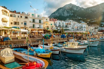 Desde sorrento, navega en ferry rápido hacia capri, explora la gruta azul en barca, sube en telesilla al monte solaro y pasea por las calles de anacapri—todo con entradas incluidas.