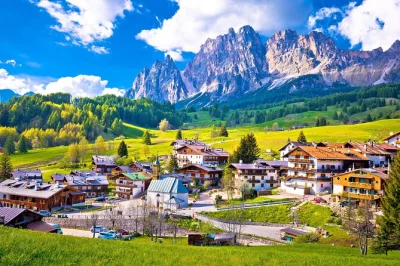 Sinta o ar puro das dolomitas, caminhe à beira do lago misurina e descubra cortina d’ampezzo em grupo pequeno. inclui transporte e guia falante de inglês.